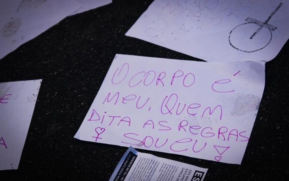 Ir para  <p>O toque indesejado em partes &iacute;ntimas de uma mulher, frases ofensivas e masturba&ccedil;&atilde;o e ejacula&ccedil;&atilde;o em locais p&uacute;blicos podem levar homens &agrave; cadeia. Desde esta...