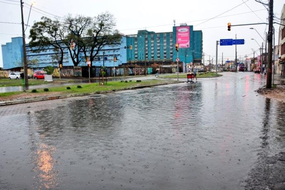 Ir para  <p>Os munic&iacute;pios do RS seguem contabilizando os estragos deixados pelo temporal da madrugada do domingo (23). Vinte e quatro munic&iacute;pios relataram danos provocados por chuva forte, ventos intensos e granizo. Em Dom...