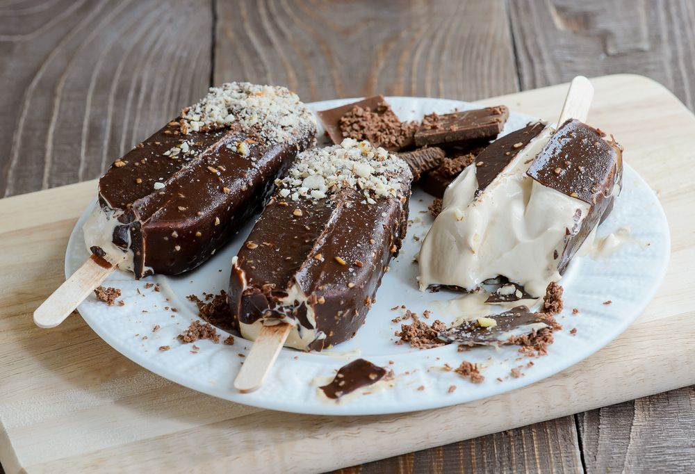 Ir para  <p>2 caixas de creme de leite;</p>

<p>1 lata de leite condensado;</p>

<p>3/4 de x&iacute;cara de leite em p&oacute;;</p>

<p>Calda: 500 g de chocolate;</p>

<p>Em um...