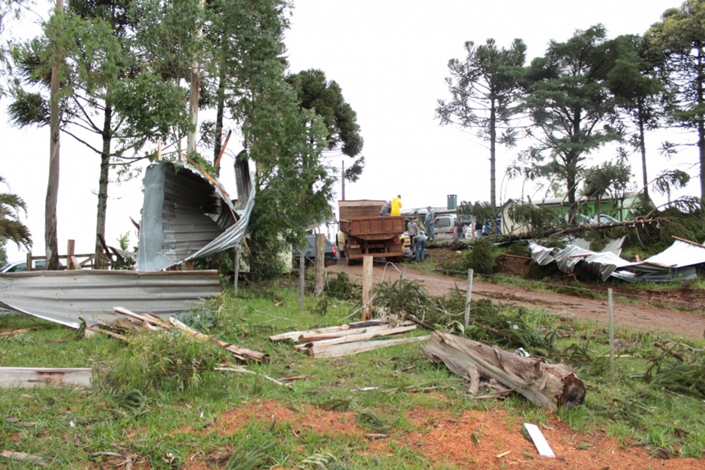 Ir para  <p>O temporal, registrado no come&ccedil;o da tarde desta segunda-feira, dia 01, em Lagoa Vermelha, causou danos em, pelo menos, 100 resid&ecirc;ncias. Conforme o Corpo de Bombeiros, foram aproximadamente distribu&iacute;dos...