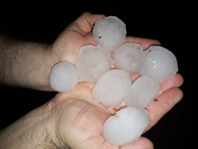 Ir para  <p>Centenas de casas tiveram os telhados destru&iacute;dos pela chuva de granizo ocorrida no in&iacute;cio da madrugada desta quarta-feira em Crissiumal, no Noroeste do Estado. O temporal, com granizo e chuva torrencial, aconteceu...