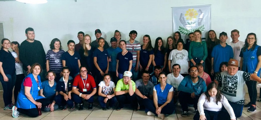 Ir para  <p><big>Tendo em vista que estamos em ano eleitoral, a APAE de Gaurama-RS, desenvolveu o Projeto Multidisciplinar &ldquo;<em>APAE por dentro das elei&ccedil;&otilde;es</em>&rdquo;. As...