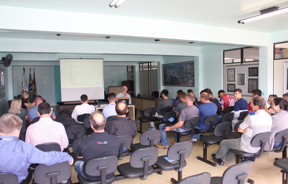 Ir para  <p>A Emater promoveu, na tarde desta quarta-feira (03/10), na C&acirc;mara Municipal de Vereadores de Viadutos, palestra sobre a energia solar, uma das formas mais vi&aacute;veis de produ&ccedil;&atilde;o de energia...