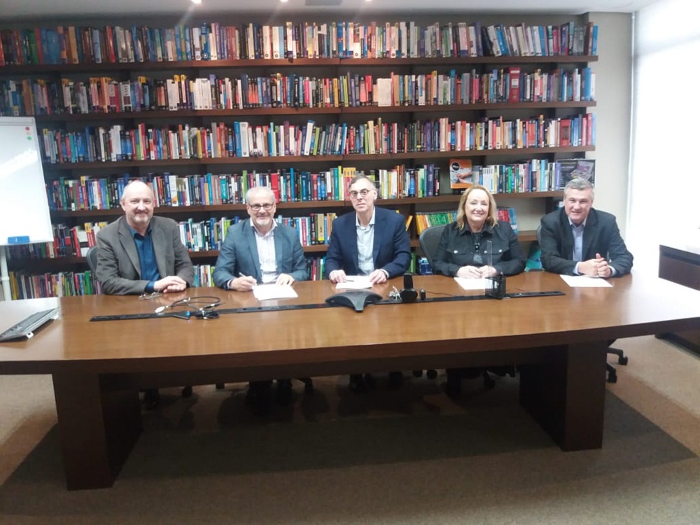 Ir para  <p><big>A URI assinou nesta quarta-feira, 03, em Porto Alegre, o contrato com o Grupo A/Educa&ccedil;&atilde;o, para viabilizar a oferta de cursos a dist&acirc;ncia a partir de fevereiro de 2019. A assinatura teve a...