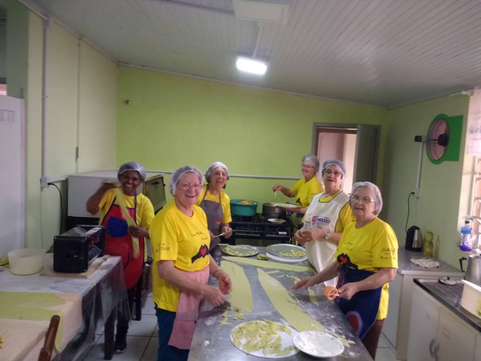 Ir para  <p><big>O Grupo M&atilde;es Amigas da&nbsp;APAE Gaurama&nbsp;tem como finalidade a promo&ccedil;&atilde;o e fortalecimento de v&iacute;nculos com a comunidade local, atrav&eacute;s do trabalho...