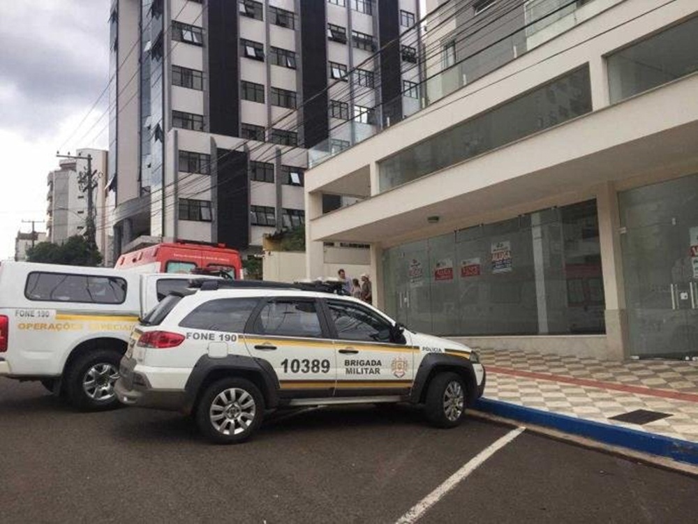 Ir para  <p><big>Um menino de 9 anos de idade morreu ao cair do sexto andar de um pr&eacute;dio em Erechim, no Norte do Estado. O incidente ocorreu por volta das 14h, na avenida Pedro &Aacute;lvares Cabral. No momento, ele estava com a...