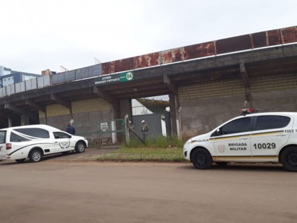 Ir para  <p><big>O corpo de um homem foi encontrado por populares na manh&atilde; desta quinta-feira, 11, sob a arquibancada do Est&aacute;dio Colosso da Lagoa em Erechim. Segundo informa&ccedil;&otilde;es da Pol&iacute;cia...