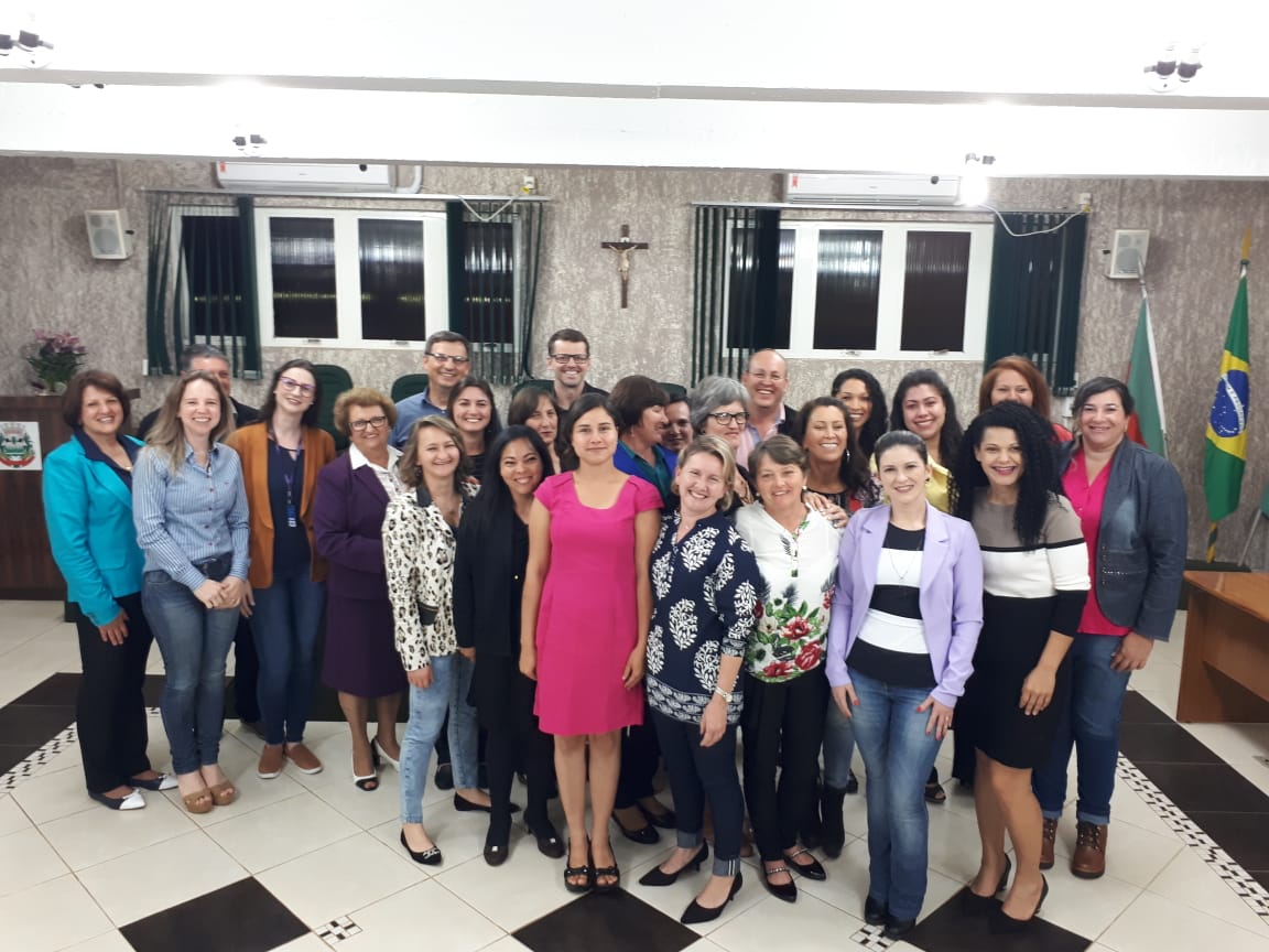 Ir para  <p><big>Foi realizada&nbsp;no dia de ontem (10), nas depend&ecirc;ncias da C&acirc;mara Municipal de Vereadores, a formatura da turma do curso de &ldquo;T&eacute;cnicas em cuidados com idosos&rdquo;,...