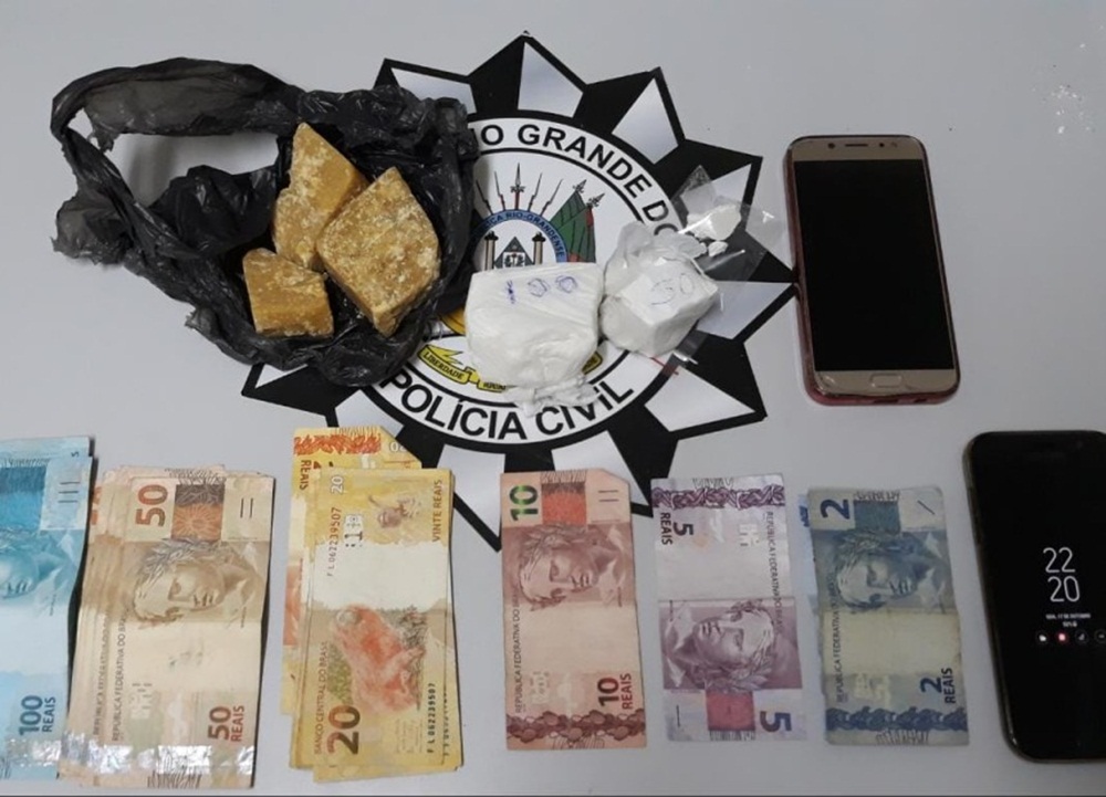 Ir para  <p><big>Duas mulheres foram presas em flagrante na noite desta&nbsp;quarta-feira, 17, acusadas de tr&aacute;fico de drogas e associa&ccedil;&atilde;o para o tr&aacute;fico. A a&ccedil;&atilde;o...