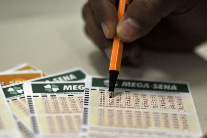 Ir para  <p>Ningu&eacute;m acertou os seis n&uacute;meros da Mega Sena no sorteio feito na noite desta ter&ccedil;a-feira em Jequi&eacute; (BA).&nbsp;O pr&ecirc;mio acumulou e, no pr&oacute;ximo concurso pode chegar a R$...
