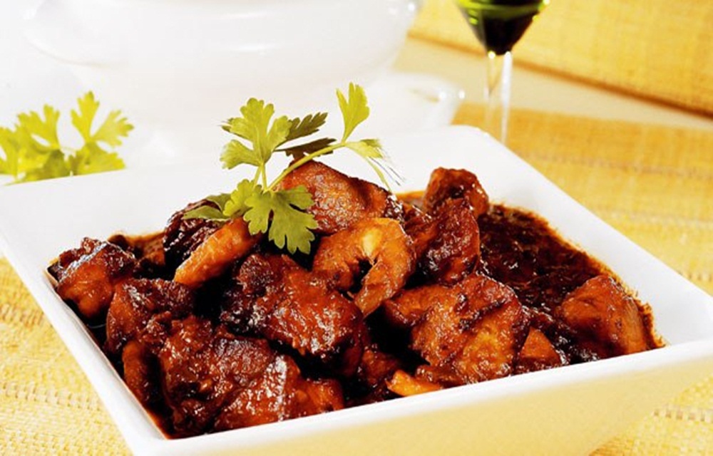 Ir para  <p>Carne de porco&nbsp; em cubos</p>

<p>Misture alho, louro, p&aacute;prica, pimenta, azeite e vinho.<br />
Junte a carne e misture.<br />
Cubra com filme pl&aacute;stico e leve &agrave;...