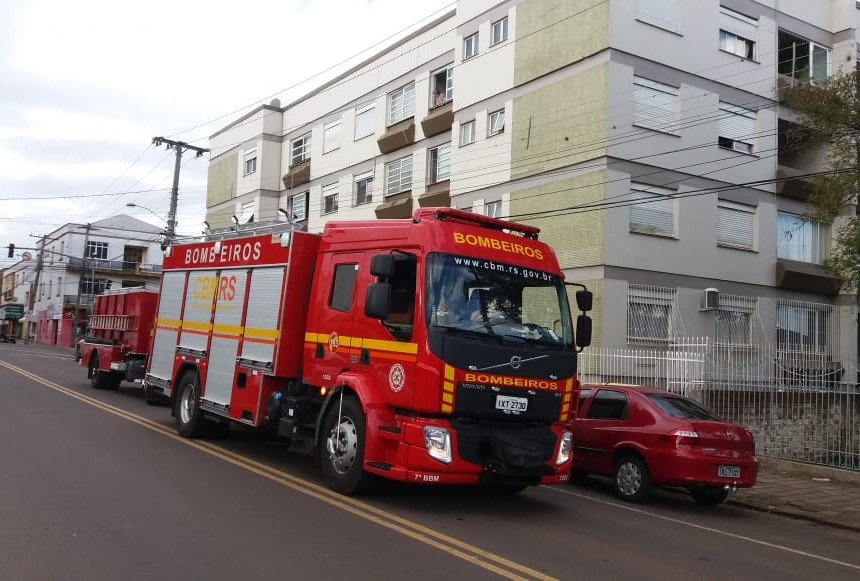 Ir para  <p><big>Um princ&iacute;pio de inc&ecirc;ndio em um apartamento no centro de Erechim mobilizou os &oacute;rg&atilde;os de seguran&ccedil;a na tarde desta sexta-feira, dia 2. Conforme o Corpo de Bombeiros o fogo,...