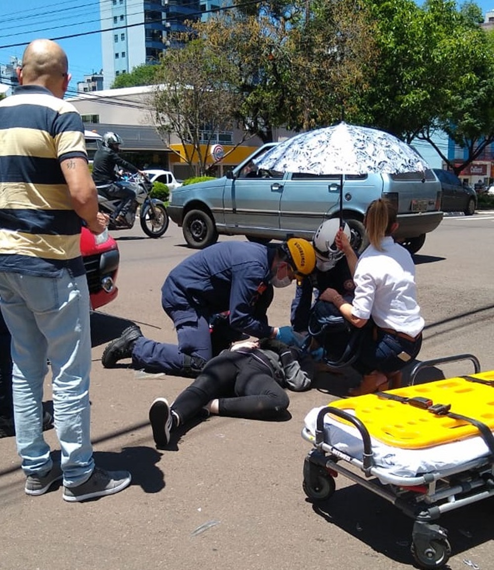 Ir para  <p><big>Uma colis&atilde;o envolvendo uma motocicleta e um autom&oacute;vel, deixou uma mulher ferida no in&iacute;cio da tarde desta segunda-feira (5), no cruzamento da Avenida Sete de Setembro e rua Andradas, no centro...