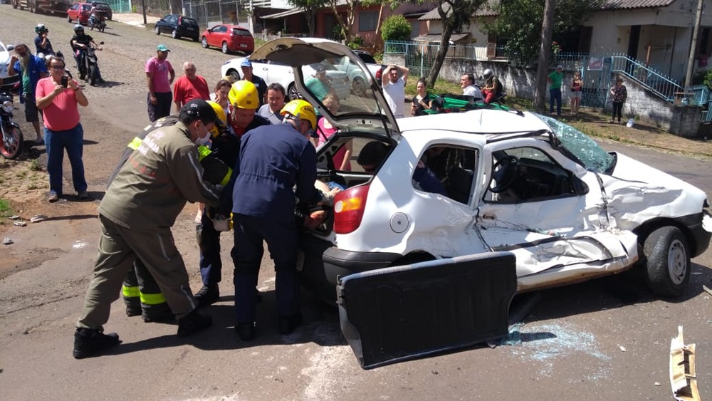 Ir para  <p><big>Um homem, ficou preso nas ferragens durante um acidente na tarde desta ter&ccedil;a-feira (6), ap&oacute;s o carro que conduzia ser atingido por um caminh&atilde;o, com placas de N&atilde;o-Me-Toque, no...