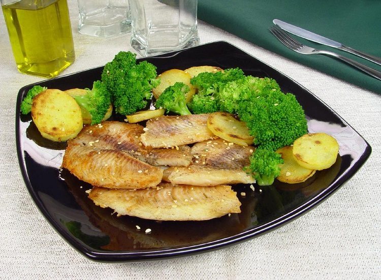 Ir para  <ul>
	<li>6 fil&eacute;s de peixe (linguado ou pescada);</li>
	<li>2 colheres (ch&aacute;) de temperos;</li>
	<li>2 x&iacute;caras (ch&aacute;) de br&oacute;colis ligeiramente...