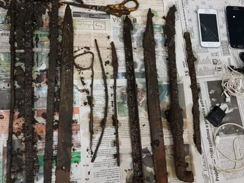 Ir para  <p><big>Uma revista realizada nesta sexta-feira, 09, na cela 15 do Pres&iacute;dio Estadual de Erechim resultou na apreens&atilde;o de armas artesanais, drogas e celulares. A a&ccedil;&atilde;o foi desenvolvida por...
