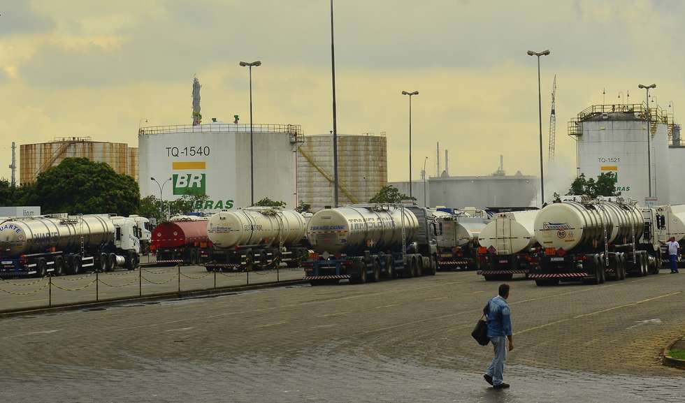 Ir para  <p>A Petrobras anunciou&nbsp;hoje&nbsp;(9) a quinta redu&ccedil;&atilde;o consecutiva nesta semana do pre&ccedil;o da gasolina em suas refinarias. O &iacute;ndice anunciado foi de -1,32%. Com isso, o litro do...