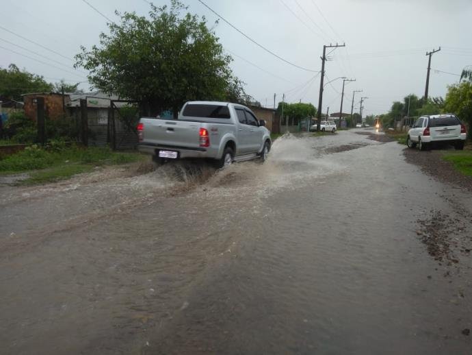 Ir para  <p>A chuva voltou a castigar munic&iacute;pios da Fronteira-Oeste nesse s&aacute;bado. Desde a madrugada, a precipita&ccedil;&atilde;o atingiu cidades da regi&atilde;o, que j&aacute; haviam sofrido com temporais na...