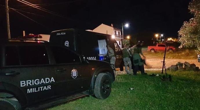 Ir para  <p>O Grupo de A&ccedil;&otilde;es T&aacute;ticas Especiais (Gate) foi acionado na madrugada desta ter&ccedil;a-feira para desativar um material explosivo deixado em frente &agrave; casa de um policial civil em Dom...