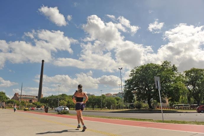 Ir para  <p>O calor toma conta do Rio Grande do Sul nesta quinta-feira e as m&aacute;ximas devem ser altas na maioria das cidades. Segundo a MetSul Meteorologia, uma massa de ar quente e seco cobre o Estado e provoca um tempo quente com...