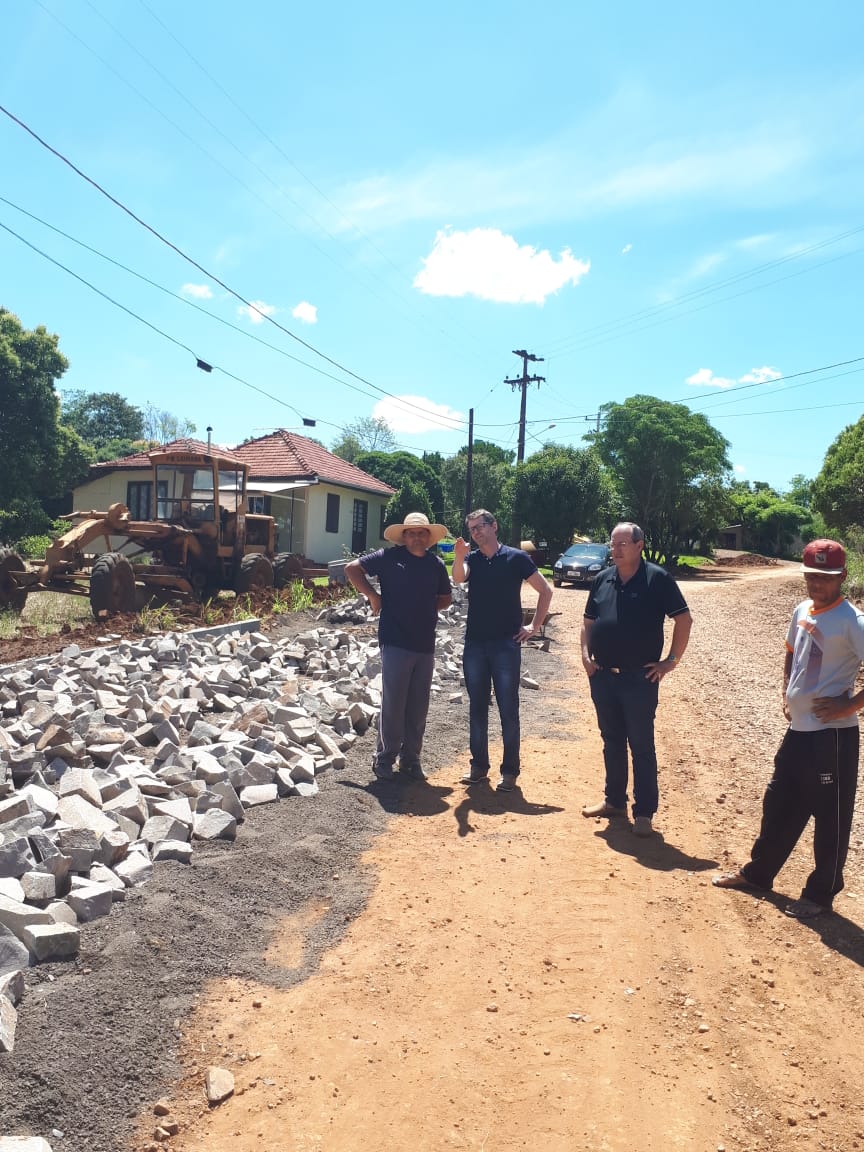 Ir para  <p>Foi iniciada mais uma obra no munic&iacute;pio de Gaurama, desta vez no Distrito de Balisa, que receber&aacute; pavimenta&ccedil;&atilde;o de pedras irregulares. A obra que est&aacute; sendo executada, &eacute;...