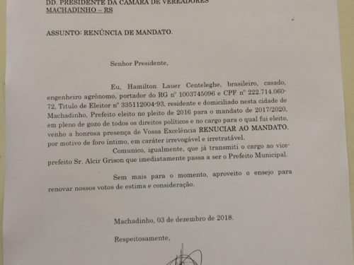 Ir para  <p>O prefeito de Machadinho, Hamilton Lauer Centeleghe, renunciou ao cargo no in&iacute;cio da&nbsp;tarde desta segunda-feira, 03. O administrador encaminhou uma carta ao presidente da C&acirc;mara de Vereadores,&nbsp;Gerson...