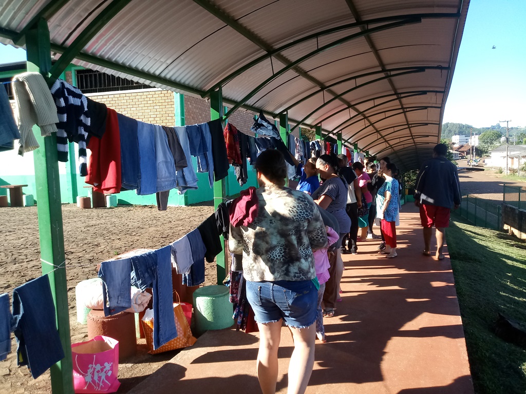 Ir para  <p><big>O objetivo do varal solid&aacute;rio foi de auxiliar as pessoas que necessitam de doa&ccedil;&otilde;es de roupas usadas e aproveitar o clima de Natal, onde o esp&iacute;rito solid&aacute;rio &eacute;...