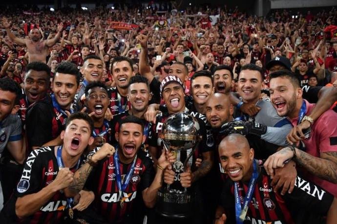 Ir para  <p>Foi com sofrimento, mas o Atl&eacute;tico-PR conquistou, j&aacute; na madrugada desta quinta-feira, em Curitiba, o t&iacute;tulo da Copa Sul-Americana. Os times repetiram empate em 1 a 1 no tempo normal e o J&uacute;nior...