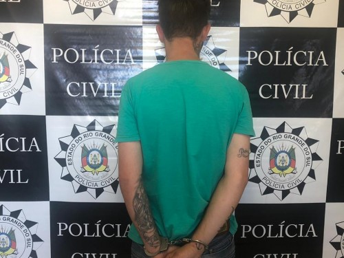 Ir para  <p><big>Na manh&atilde; desta segunda-feira, 17, a Defrec de Erechim prende preventivamente um jovem de 20 anos. Ele &eacute; acusado de tentar matar tr&ecirc;s pessoas na tarde do &uacute;ltimo dia 01 de dezembro. O...