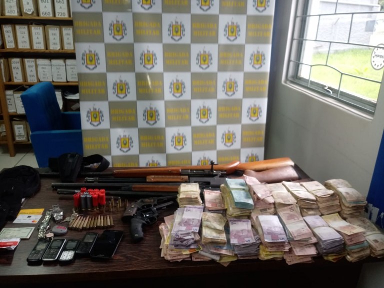 Ir para  <p><big>A a&ccedil;&atilde;o da Brigada Militar frustrou os planos do grupo de criminosos que permaneceu por cinco dias embrenhados na mata no interior de Trindade do Sul, depois de assaltar as ag&ecirc;ncias do Sicredi e...