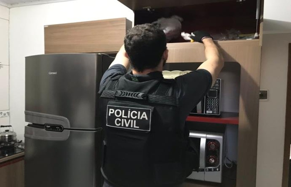 Ir para  <p>Uma organiza&ccedil;&atilde;o criminosa, ligada ao tr&aacute;fico de drogas, &eacute; alvo de uma opera&ccedil;&atilde;o da Pol&iacute;cia Civil, deflagrada na manh&atilde; desta ter&ccedil;a-feira no...