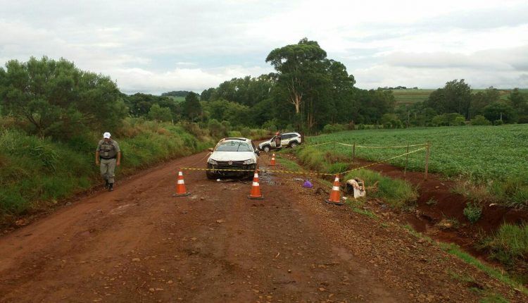 Ir para  <p><big>Por volta de 18h, um policial militar que se encontra de f&eacute;rias em sua resid&ecirc;ncia, localizada no munic&iacute;pio de Nonoai, visualizou o ve&iacute;culo VW Jetta, placa AYN 3868, cor branca, que...