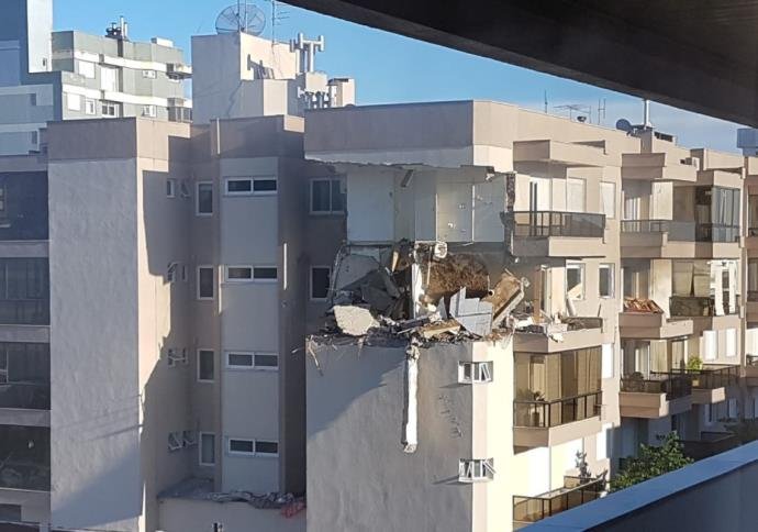 Ir para  <p>Uma explos&atilde;o em um apartamento residencial no Centro de Farroupilha, na Serra ga&uacute;cha, mobilizou o Corpo de Bombeiros na manh&atilde; desta quarta-feira. Conforme a Corpora&ccedil;&atilde;o da cidade,...