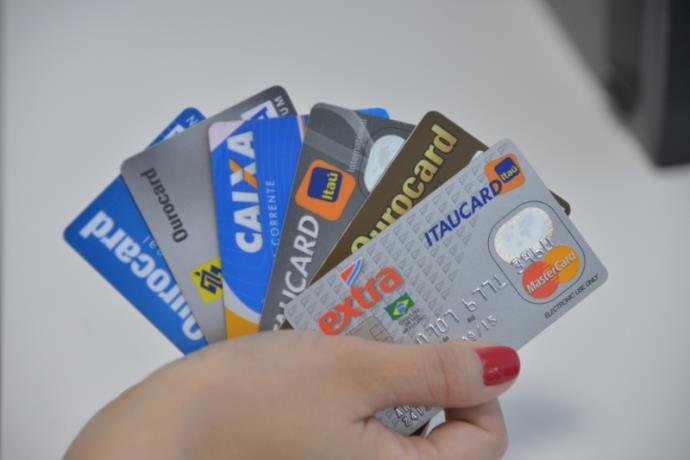 Ir para  <p>Os consumidores que ca&iacute;ram no rotativo do cart&atilde;o de cr&eacute;dito ou usaram cheque especial pagaram juros mais caros em novembro, de acordo com dados do Banco Central (BC), divulgados nesta quinta-feira. A taxa...