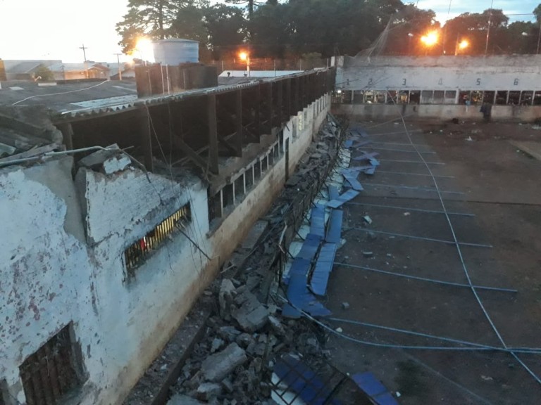 Ir para  <p><big>A queda de parte do muro que circunda o p&aacute;tio interno do Pres&iacute;dio Estadual de Erechim na madrugada desta quinta-feira, dia 3 de janeiro, &eacute; mais um cap&iacute;tulo de uma hist&oacute;ria...