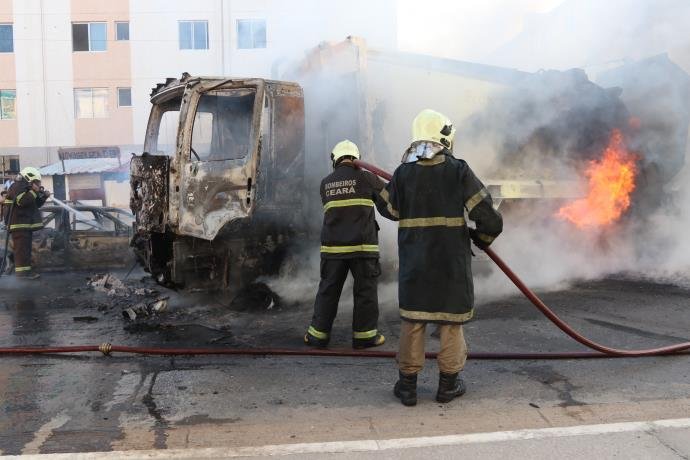 Ir para  <p>Em meio a uma onda da ataques que j&aacute; chega ao s&eacute;timo dia consecutivo no estado do Cear&aacute;, suspeitos incendiaram mais &ocirc;nibus e explodiram uma ponte na noite da segunda-feira em pelo menos quatro...
