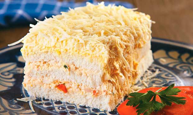 Ir para  <p>2 P&atilde;es de forma sem casca;<br />
500g de peito de frango;<br />
350g de molho de tomate pronto;<br />
1 ma&ccedil;o de cheiro verde;<br />
2 potes de maionese;<br />
1 folha de...