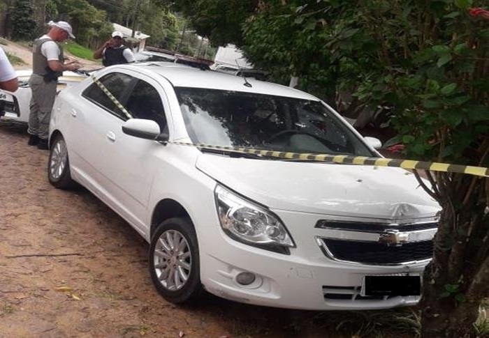 Ir para  <p>Um motorista de aplicativo foi morto com um tiro na cabe&ccedil;a nesta quinta-feira. O corpo foi encontrado dentro de um Chevrolet Cobalt, de cor branca, com placas de Porto Alegre, na&nbsp;rua Ramiro Cardoso de Fraga, na Vila...