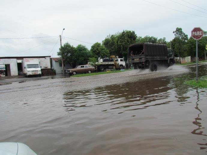Ir para  <p>A chuva segue causando estragos na Fronteira Oeste do Rio Grande do Sul. Segundo o &uacute;ltimo boletim da Defesa Civil, divulgado nesta quinta-feira, 513 pessoas - 279 desalojados e 234 desabrigados - tiveram que sair de suas casas...