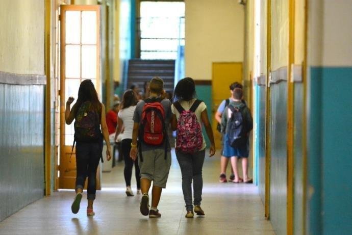 Ir para  <p>A rede p&uacute;blica estadual de ensino do Rio Grande do Sul encolheu em 2018. A redu&ccedil;&atilde;o &eacute; de 40.281 estudantes, representando 4,5% em rela&ccedil;&atilde;o ao ano de 2017 (que teve...