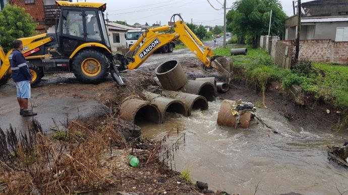 Ir para  <p>A&nbsp;Defesa Civil segue contabilizando os danos causados no interior do Rio Grande do Sul pelas chuvas e ventos fortes da semana passada. Segundo o &oacute;rg&atilde;o, <a...