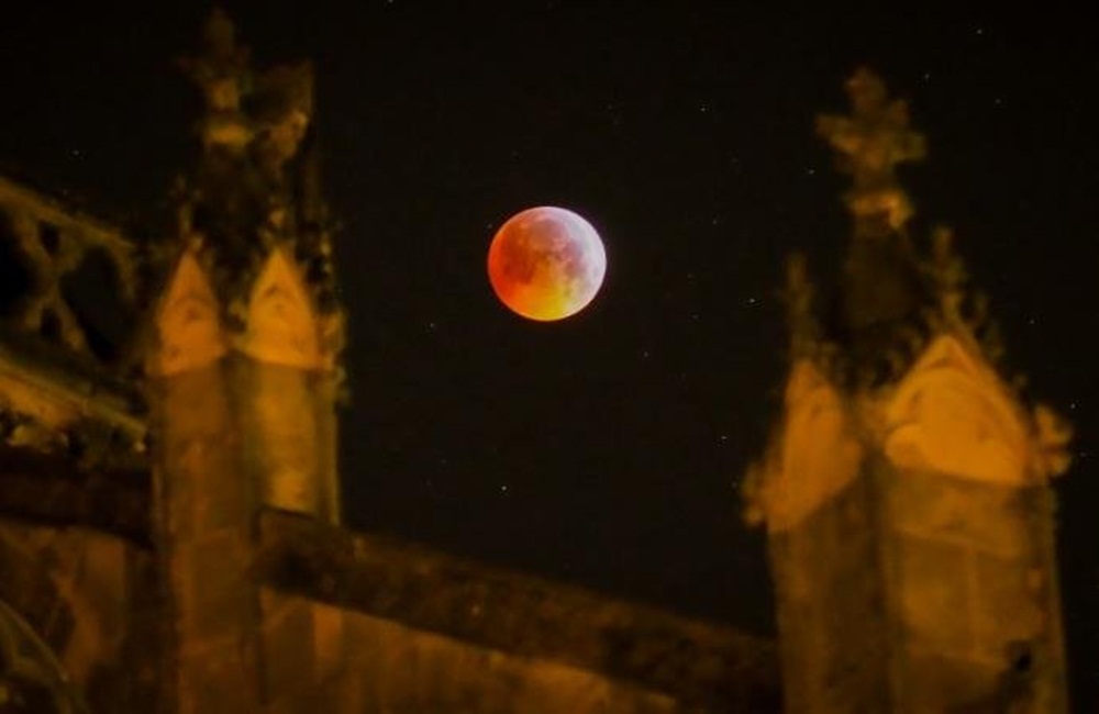 Ir para  <p>Na madrugada desta segunda-feira, a Lua se ocultou antes de reaparecer tingida de um t&ecirc;nue brilho vermelho, durante um eclipse total vis&iacute;vel nas Am&eacute;ricas, na Europa e na &Aacute;frica. No...