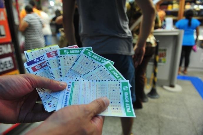 Ir para  <p>Uma aposta feita em Teres&oacute;polis, no Rio de Janeiro, foi a grande vencedora do concurso 2118 da Mega-Sena, que correu nesta quarta-feira. Quem portar o bilhete premiado receber&aacute; uma bolada de R$ 37.902.607,11. Para o...