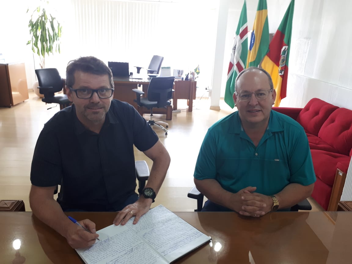 Ir para  <p><big>No dia (24), o Prefeito Municipal Leandro M&aacute;rcio Puton, transmitiu o cargo temporariamente ao Vice Prefeito Elias Seibt, que ficar&aacute; a frente do Executivo Municipal nos pr&oacute;ximos 10 dias.<br...