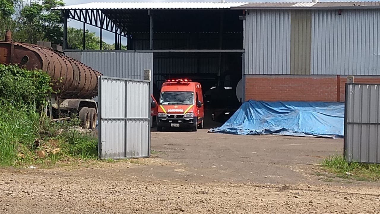 Ir para  <p><big>Um jovem de 20 anos que trabalhava em uma empresa processadora de asfalto na &aacute;rea industrial de Erechim,&nbsp; sofreu um acidente grave em uma m&aacute;quina trituradora. O equipamento &eacute; uma...