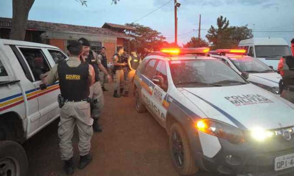 Ir para  <p>Policiais militares prenderam na noite desta segunda-feira, 28, duas pessoas acusadas de tentarem saquear im&oacute;veis vazios em&nbsp;Brumadinho (MG). Os suspeitos foram flagrados em frente a uma casa no bairro Parque da...