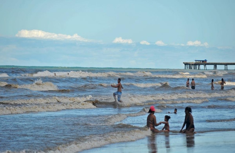 Ir para  <p>O sol aparece com nuvens mais uma vez em todo o Rio Grande do Sul nesta quinta-feira, em dia que ser&aacute; muito semelhante &agrave; v&eacute;spera. Nuvens que avan&ccedil;am do mar para o continente trazem chuva muito...