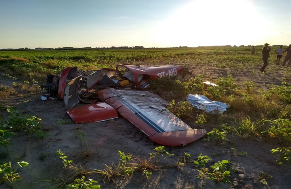 Ir para  <p>Um empres&aacute;rio de Santo &Acirc;ngelo, 51 anos, e uma crian&ccedil;a de oito anos, morreram na queda de um avi&atilde;o em Dom Pedrito, na Regi&atilde;o da Campanha. O acidente aconteceu por volta das 19h40 desta...