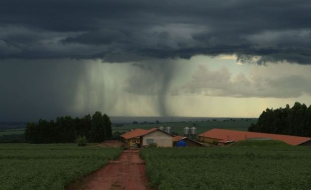 Ir para  <p>Chuva e vento forte atingiram v&aacute;rias partes do Estado, nesta segunda-feira, com o registro de estragos em algumas cidades. Em S&atilde;o Sep&eacute;, na regi&atilde;o Central, a Defesa Civil do munic&iacute;pio...