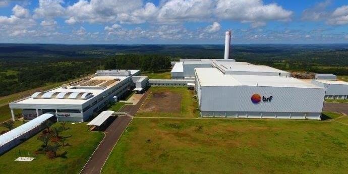 Ir para  <p>A empresa brasileira de alimentos&nbsp;BRF, dona das marcas Sadia e Perdig&atilde;o, anunciou nesta quarta-feira o recohimento de aproximadamente 464,3 toneladas de carne de frango, sendo 164,7 toneladas na...